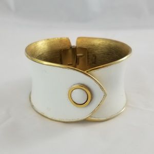 VINTAGE CROWN TRIFARI GOLD CLAMPER BANGLE BRACELET